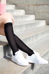 Колготки и носки DIM (наряды и образы: чёрные гольфы, белые кроссовки)