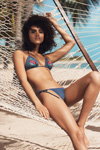 Kampania strojów kąpielowych Etam SS17 (ubrania i obraz: strój kąpielowy niebieski kwiecisty)