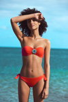 Bademoden-Kampagne von Etam SS17 (Looks: roter Bikini)