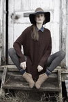 Ałła Kostromiczowa. Kampania Falke AW17/18 (ubrania i obraz: pulower brązowy, rajstopy szare, kozaki w kolorze kawa z mlekiem)