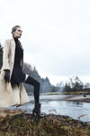 Alla Kostromichova. Campaña de Falke AW17/18 (looks: abrigo blanco, vestido negro, calcetines altos negros, guantes negros)