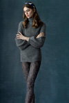 Catalana. Kampagne von Fiore AW 17/18 (Looks: grauer Pullover, graue Strumpfhose mit Fantasie-Muster)
