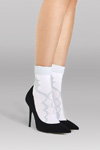Колекція колготок, шкарпеток та панчох "Юлія" від Fiore (наряди й образи: білі шкарпетки, чорні шпильки)