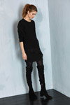 Lookbook Hush AW 2017 (ubrania i obraz: pulower czarny, spódnica mini czarna, rajstopy czarne, buty czarne)
