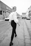 Campaña de Mango SS 2017 (looks: blusa blanca, pantalón negro)