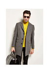 Лукбук Marciano Los Angeles FW17 (наряды и образы: желтая водолазка, серое пальто, чёрная сумка, солнцезащитные очки, чёрные брюки)