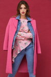Lookbook Miss Selfridge AW17 (ubrania i obraz: palto w kolorze fuksji, kurtka dżinsowa błękitna, jeansy błękitne, bluzka różowa kwiecista)