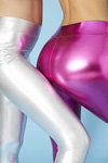 Lookbook Miss Selfridge SS17 (ubrania i obraz: legginsy białe, legginsy purpurowe)