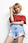 Lookbook von New Look SS17 (Looks: himmelblaue zerrissene Jeans-Shorts, Kurzhaarschnitt, blonde Haare)