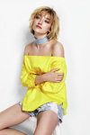 Lookbook New Look SS17 (ubrania i obraz: top żółty, jeansowe szorty z podartymi nogawkami błękitne)