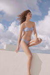 Bademoden-Kampagne von Oysho SS17 (Looks: himmelblauer Bikini)