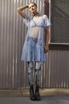 Kampagne von River Island SS17 (Looks: himmelblaues transparentes Kleid, graue zerrissene Jeans)