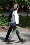 Уличная мода Гомеля. Холодный май (наряды и образы: джинсы цвета хаки, белая стёганая куртка, чёрная сумка)