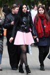 Moda uliczna w Homlu. Zimny maj (ubrania i obraz: skórzana kurtka biker czarna, spódnica różowa, rajstopy czarne, botki damskie czarne)