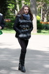 Уличная мода Гомеля. Холодный май (наряды и образы: чёрные сапоги, чёрная куртка)