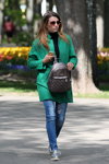 Moda uliczna w Homlu. Zimny maj (ubrania i obraz: palto zielone, jeansy z podartymi nogawkami błękitne, półbuty szare, plecak szary)