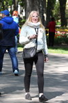 Уличная мода Гомеля. Холодный май (наряды и образы: белая стёганая куртка, чёрные джинсы, чёрные кроссовки, блонд (цвет волос))