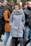 Уличная мода Гомеля. Холодный май (наряды и образы: серое пальто, серые джинсы)
