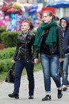 Moda uliczna w Homlu. Zimny maj (ubrania i obraz: krótka fryzura, rude włosy, skórzana kurtka biker czarna, jeansy niebieskie)