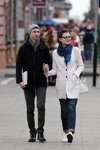 Moda uliczna w Homlu. Zimny maj (ubrania i obraz: dzianinowa czapka szara, kardigan biały, jeansy niebieskie, torebka biała)