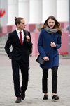 Moda uliczna w Homlu. Zimny maj (ubrania i obraz: garnitur czarny, koszula biała, krawat czerwony, palto niebieskie, spodnie czarne, półbuty czarne, torebka czarna, szalik szary)