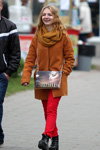 Уличная мода Гомеля. Холодный май (наряды и образы: рыжее пальто, красные брюки)