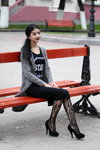 Уличная мода Гомеля. Холодный май (наряды и образы: серый кардиган, чёрный топ с принтом, чёрная юбка, чёрные туфли, чёрные ажурные колготки)