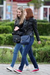 Moda uliczna w Homlu. Zimny maj (ubrania i obraz: skórzana kurtka czarna, torebka czarna, jeansy błękitne, skórzana kurtka czarna, jeansy niebieskie, buty sportowe czerwone)