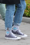 Уличная мода Гомеля. Холодный май (наряды и образы: голубые джинсы, серые носки, серые полукеды)