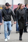 Moda uliczna w Homlu. Zimny maj (ubrania i obraz: bejsbolówka czarna, jeansy błękitne, buty sportowe białe, skórzana kurtka czarna, sukienka czarna, rajstopy czarne, skórzana kurtka czarna)