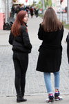 Уличная мода Гомеля. Холодный май (наряды и образы: стёганая куртка, чёрные джинсы, чёрное пальто, голубые джинсы, белые носки, белые кроссовки)