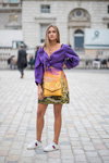 Вуличний стиль від Marc Cain: осінь 2017 в Лондоні (наряди й образи: фіолетова блуза, різнокольорова спідниця міні, жовта сумка, білі кросівки)