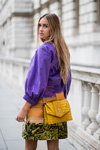 Вуличний стиль від Marc Cain: осінь 2017 в Лондоні (наряди й образи: фіолетова блуза, різнокольорова спідниця міні, жовта сумка)