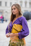 Уличный стиль от Marc Cain: осень 2017 в Лондоне (наряды и образы: фиолетовая блуза, разноцветная юбка мини, желтая сумка)