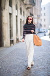 Вуличний стиль від Marc Cain: осінь 2017 в Мілані (наряди й образи: білі брюки, чорна смугаста водолазка, чорні босоніжки)