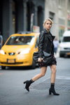 Каролина Даур. Уличный стиль от Marc Cain: осень 2017 в Нью-Йорке (наряды и образы: чёрная кожаная косуха, блонд (цвет волос), чёрное цветочное платье мини)