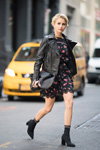 Каролина Даур. Уличный стиль от Marc Cain: осень 2017 в Нью-Йорке (наряды и образы: чёрное цветочное платье мини, чёрная кожаная косуха, блонд (цвет волос))