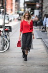 Вуличний стиль від Marc Cain: осінь 2017 у Нью Йорку (наряди й образи: червоний джемпер, чорна спідниця в горошок, чорні черевики)