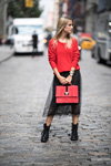 Уличный стиль от Marc Cain: осень 2017 в Нью-Йорке (наряды и образы: красный джемпер, чёрная юбка в горошек, чёрные ботинки)