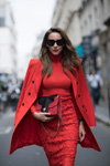 Уличный стиль от Marc Cain: осень 2017 в Париже (наряды и образы: красное пальто, красный джемпер, красная кружевная юбка)