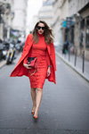 Уличный стиль от Marc Cain: осень 2017 в Париже (наряды и образы: красное пальто, красный джемпер, красная кружевная юбка)