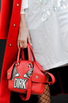Вулична мода. 03/2017 — MBFWRussia fw17/18 (наряди й образи: червона сумка, червоне пальто, чорні колготки в крупну сітку)