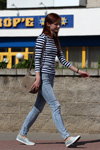 Уличная мода Солигорска. Жаркий май (наряды и образы: полосатый чёрно-белый джемпер, голубые рваные джинсы, сумка цвета кофе с молоком)