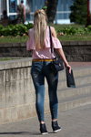 Moda uliczna w Soligorsku. Gorący maj (ubrania i obraz: bluzka różowa, jeansy niebieskie)
