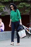 Уличная мода Солигорска. Жаркий май (наряды и образы: зеленый джемпер, синие брюки, белые туфли)
