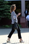 Уличная мода Солигорска. Жаркий май (наряды и образы: полосатый чёрно-белый джемпер, чёрные брюки, белые туфли, чёрная сумка)