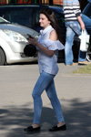 Уличная мода Солигорска. Жаркий май (наряды и образы: белая полосатая блуза, голубые джинсы, чёрные туфли)