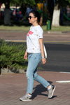 Moda uliczna w Soligorsku. Gorący maj (ubrania i obraz: top biały, jeansy z podartymi nogawkami błękitne, skarpetki białe)