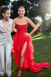 Barbara Palvin y Elsa Hosk. Invitados de amfAR Gala Cannes 2018 (looks: traje de pantalón blanco, vestido de noche con abertura rojo, zapatos de tacón rojos)