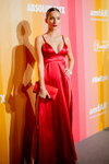 Gwiazdy na amfAR Gala Milano 2018 (ubrania i obraz: suknia wieczorowa z dekoltem czerwona, kopertówka czerwona)